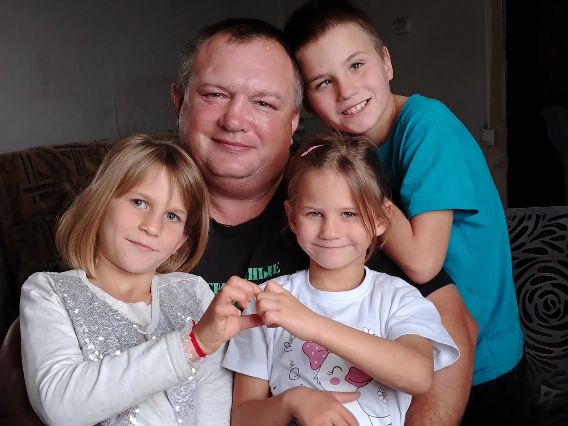 Три сердца на его ладонях