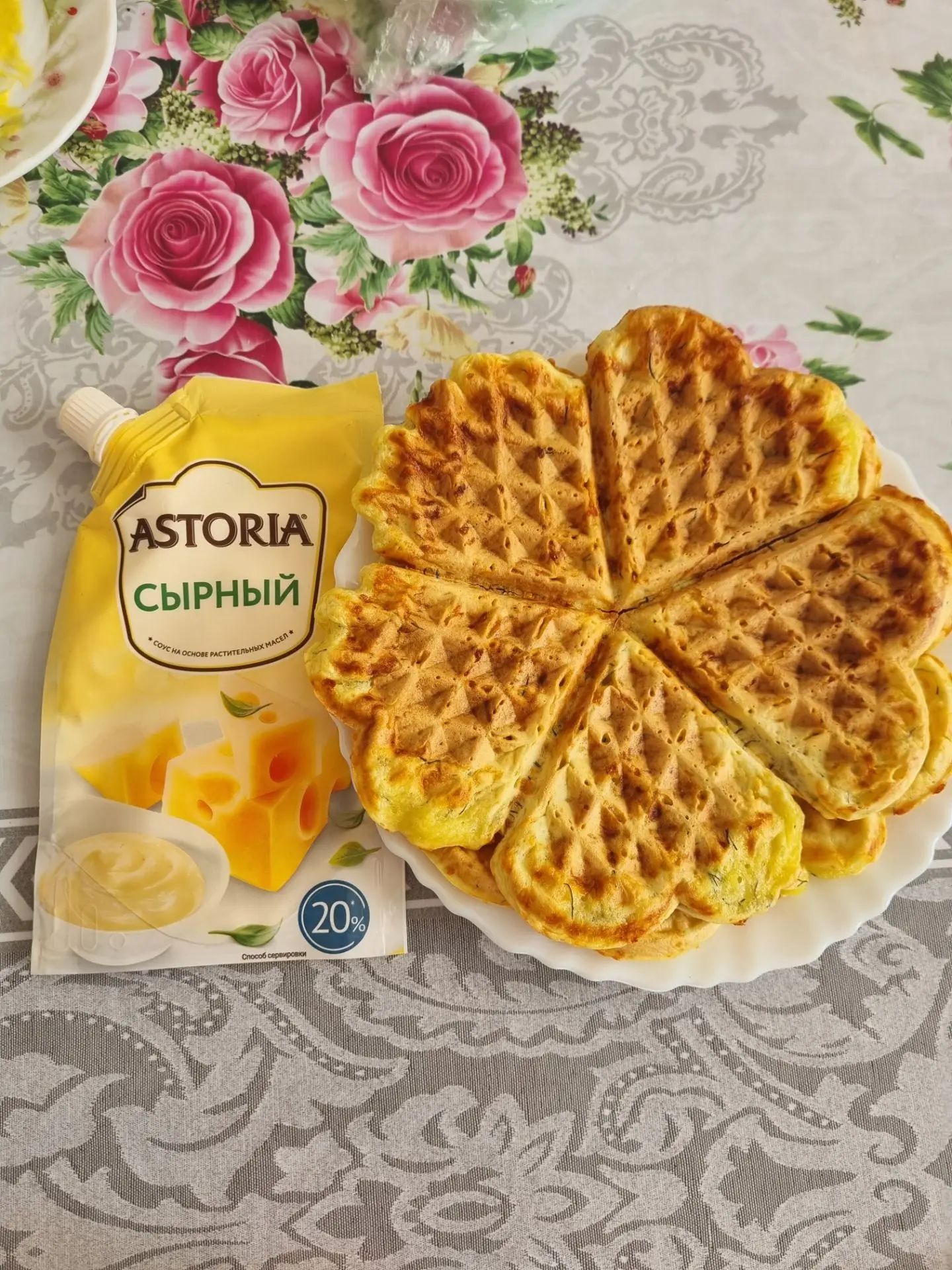 Мы с малышариком готовили сырные вафли.