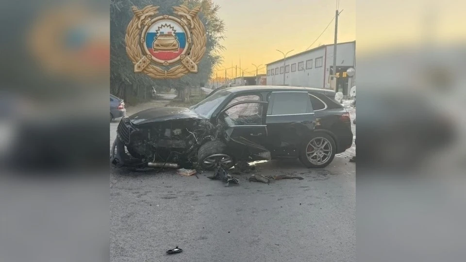 В Вольске Porsche Cayenne врезался в бетонное ограждение. Пострадали два человека