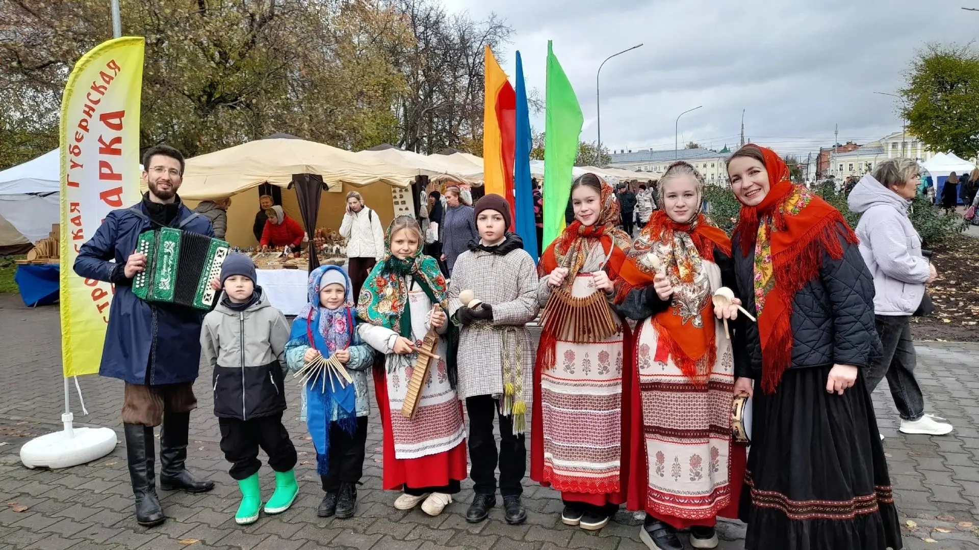 🍂 Сегодня в самом сердце Костромы - настоящий праздник! Шумит и веселится «Костромская...