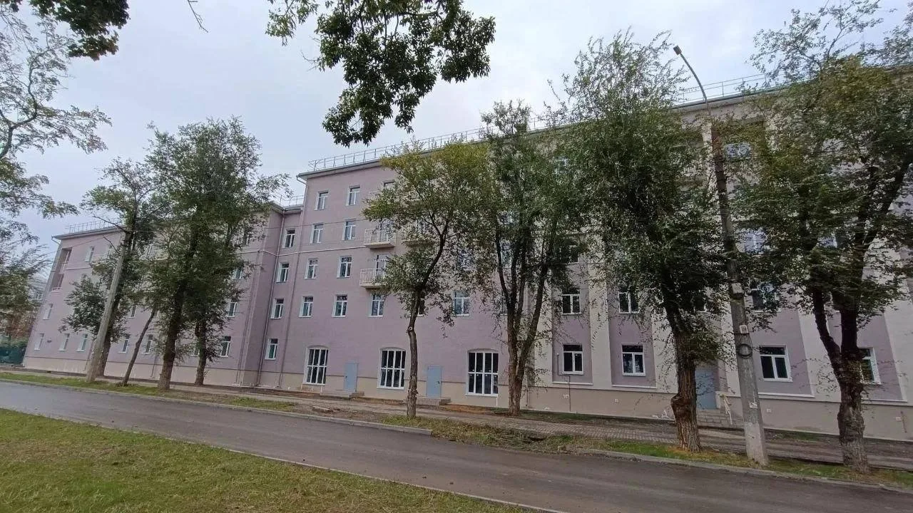 Завершают восстановление дома 1930-х годов, разрушенного на 80% на бульваре 50 лет Октября