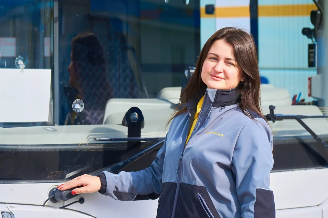 Мострансавто приглашает на работу женщин-водителей автобусов.