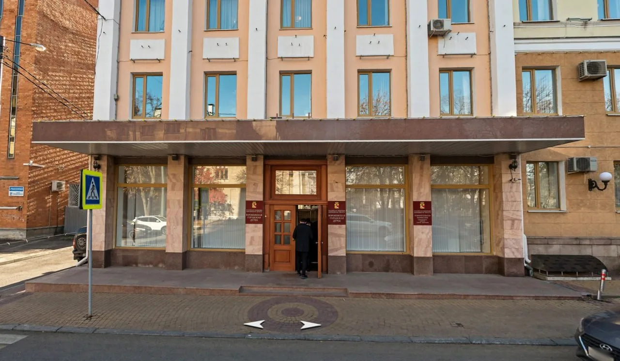 Заинтересовавшая прокуратуру компания «Либерти» выложит гранитом входную группу гордумы...