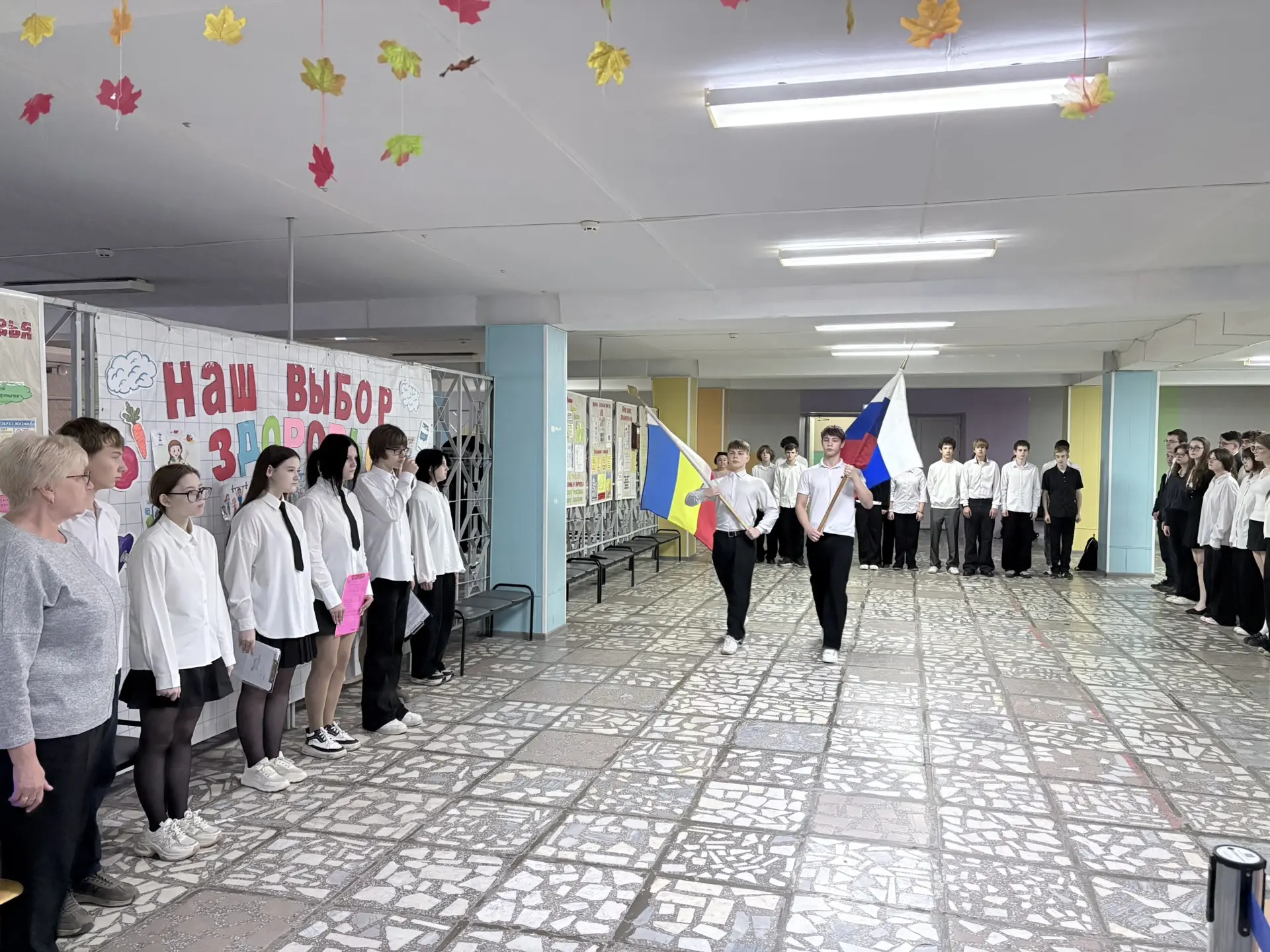 Сегодня школьное утро в МБОУ СШ №15 началось с торжественной линейки, выноса знаменной ...