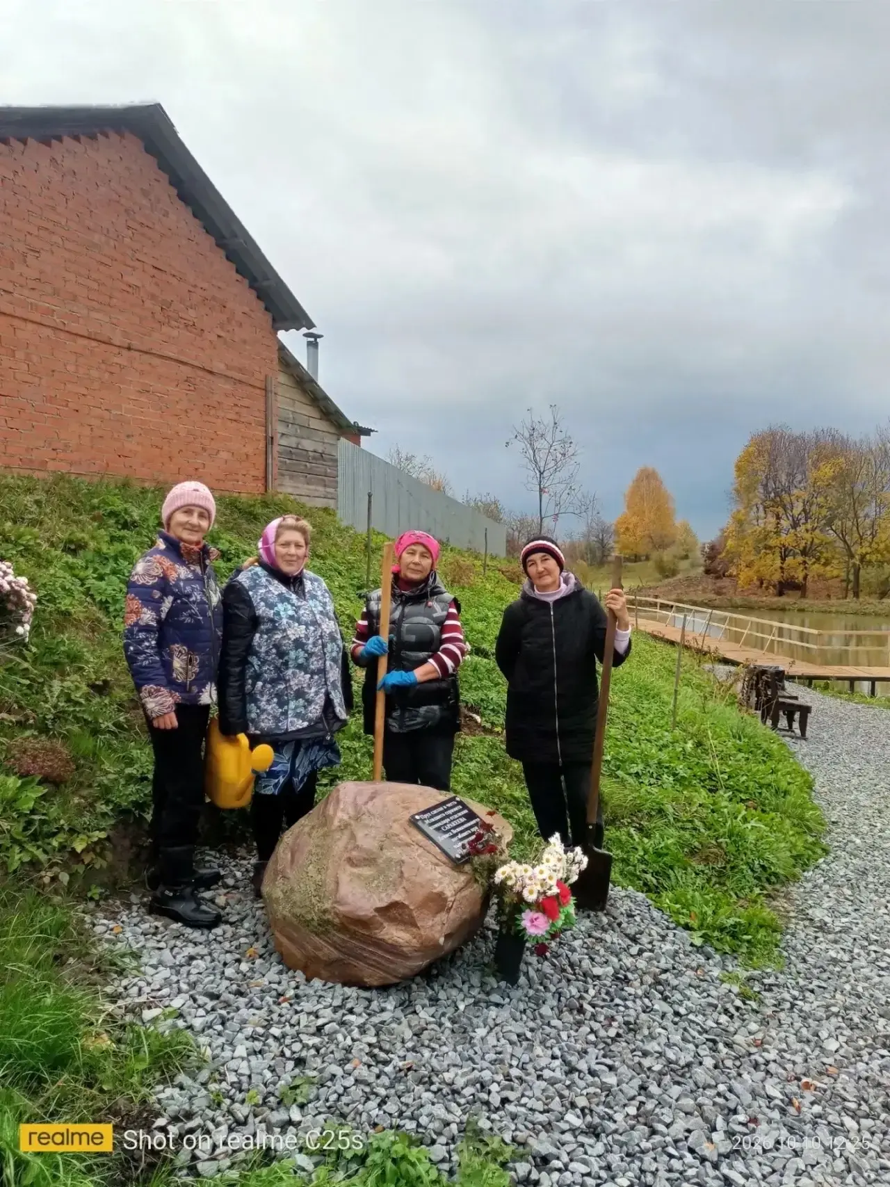 🍂В овраге у пруда, в Чербаях, где тихо поёт вода, женщины-активистки сажали хризантемы...