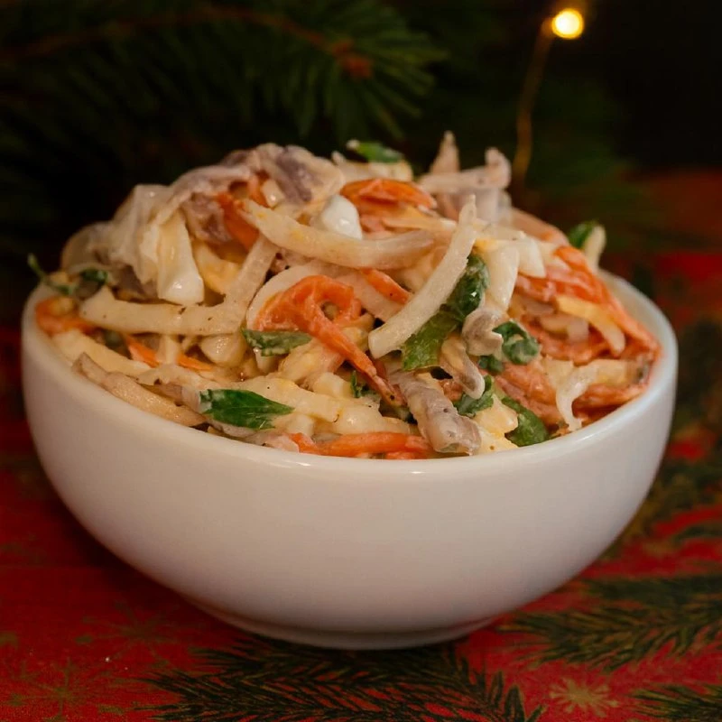 СОЧЕТАНИЕ НЕЖНЫХ КАЛЬМАРОВ, СОЛЁНО-СЛАДКОЙ КОРЕЙСКОЙ МОРКОВИ И СВЕЖЕЙ ЗЕЛЕНИ СОЗДАЁТ ИД...