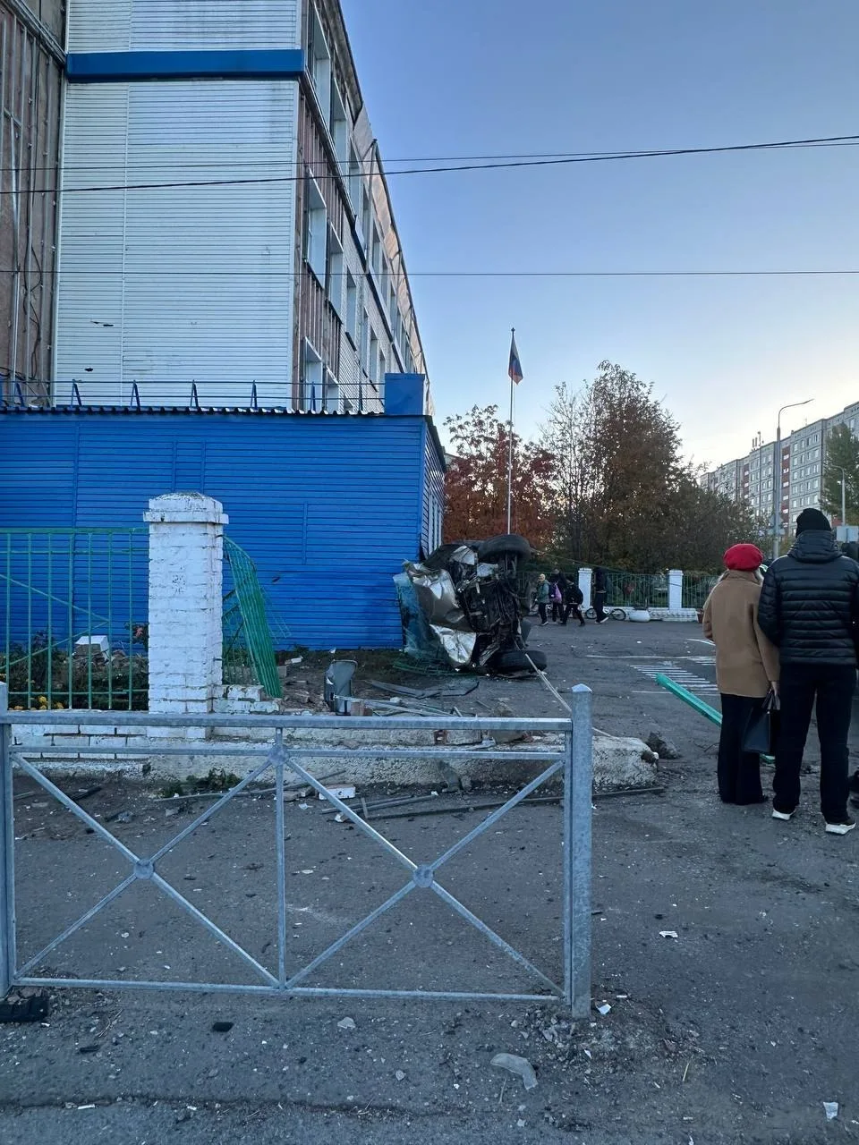 Автомобиль врезался в школу №66 сегодня утром.