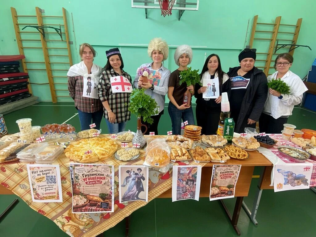 🎉 «Вкусы мира» в школе № 2: путешествие по странам — не выходя из здания! 🌍
