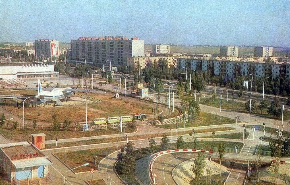 Ростов-на-дону 1982 Опять тот самый электровозик с тремя вагонами, который ходил вокруг...