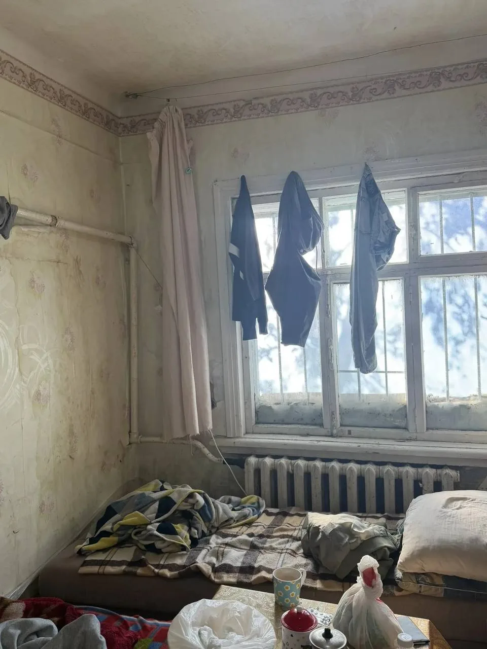 Семью, жившую в полузаброшенном доме с четырьмя детьми, нашли в Екатеринбурге.