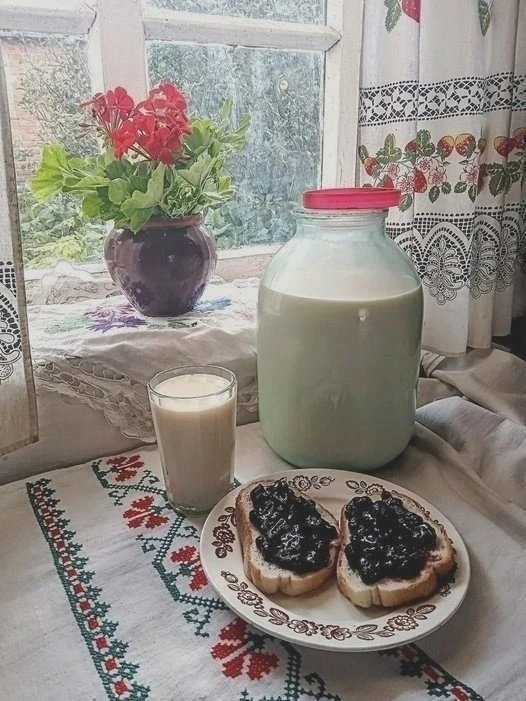 И нeт вкуcнee зaвтpaкa, чeм зaвтpaк у бaбули пoд вapeньe и пapнoe мoлoкo