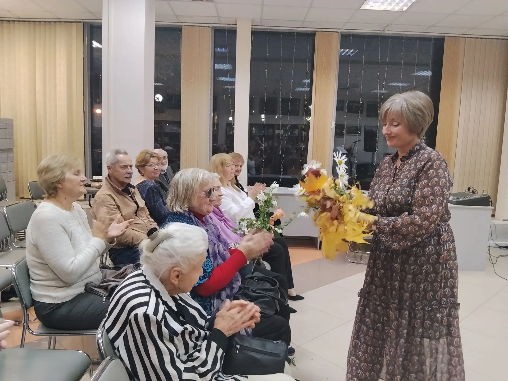 🎶 «В библиотеке в сумерках мелодия звучала…»