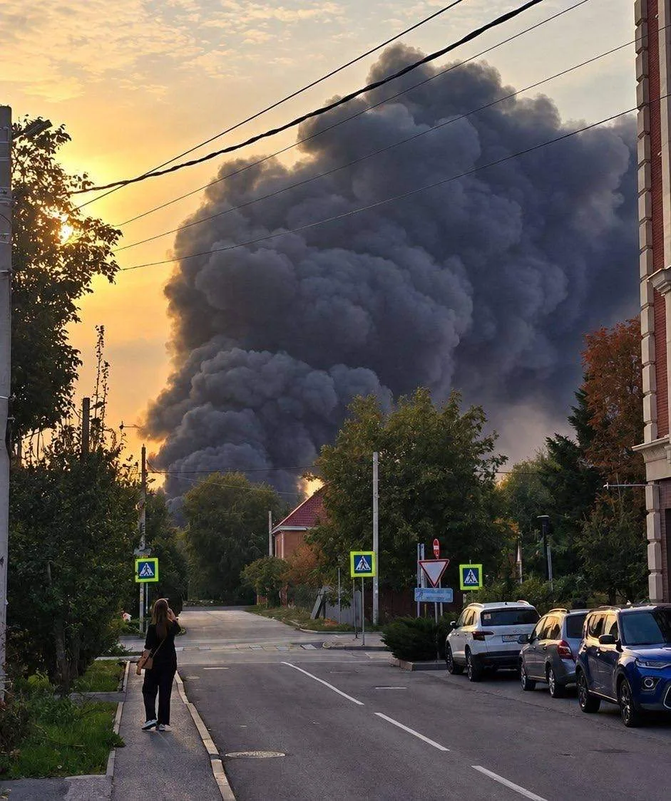 🔥 В Аксае загорелись склады «Аксайкардандеталь»: площадь пожара — 500 квадратов