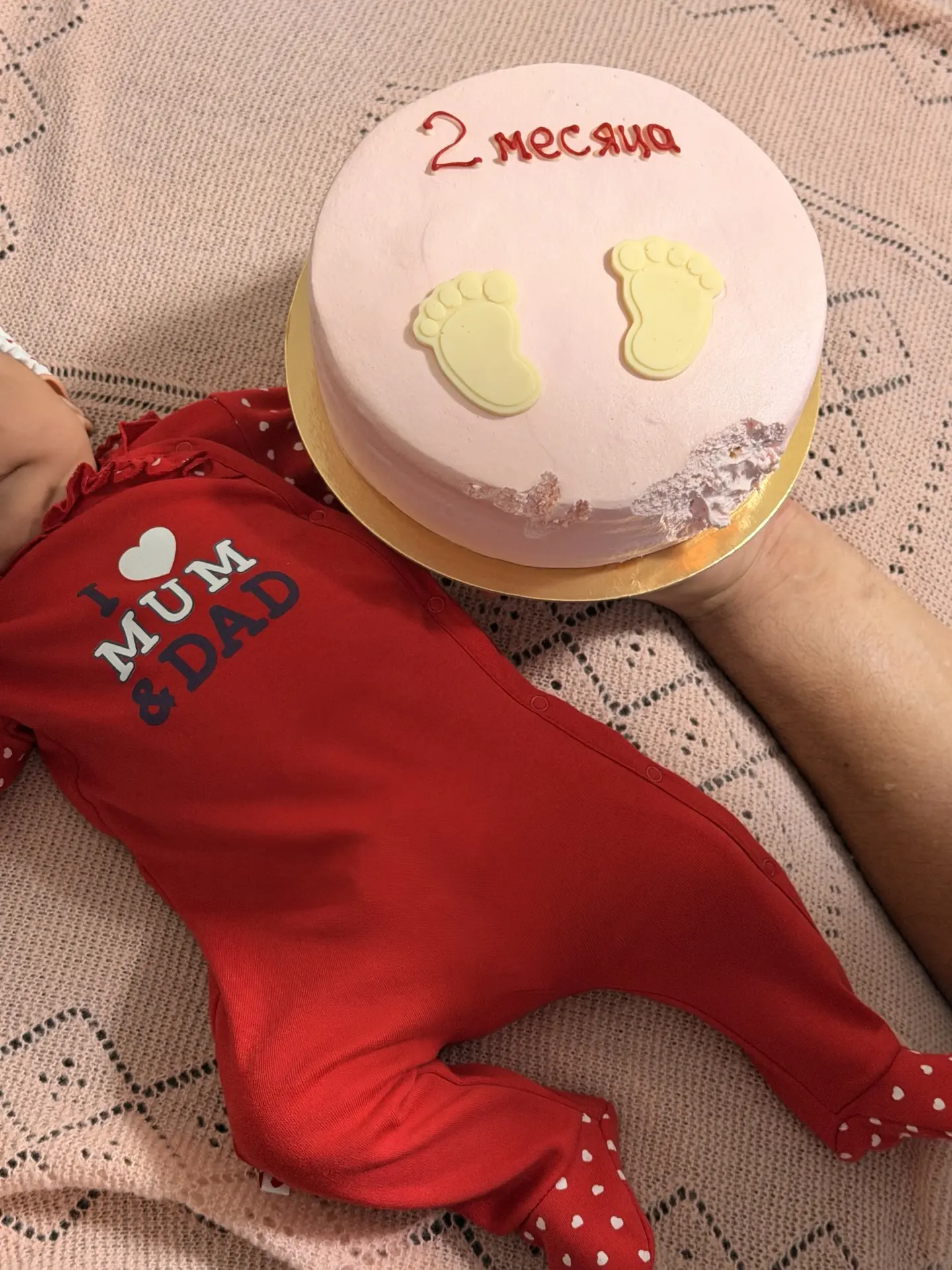 Нашей малышке сегодня 2 месяца🥳 Торт очень вкусный «молочная девочка». Правда наш папа...
