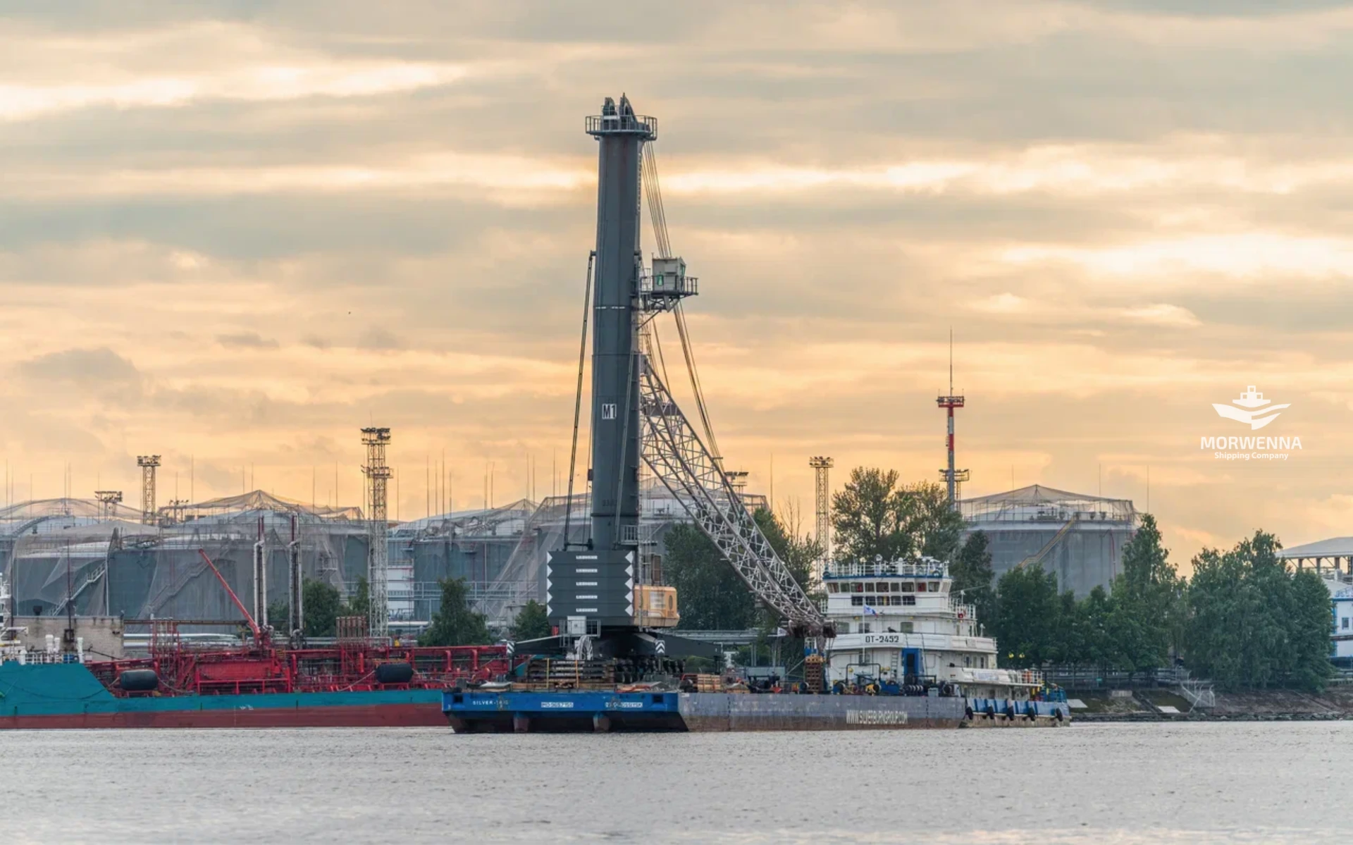 Красивые кадры перевозки крана Liebherr LНМ550 буксиром «ОТ-2452» на барже «Сильвер-3002».
