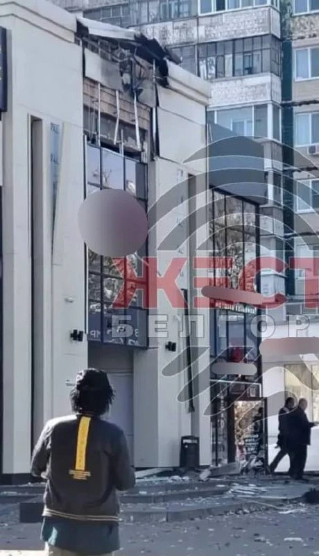 Фасад и остекление повреждены при атаке БПЛА на коммерческий объект в Белгороде.