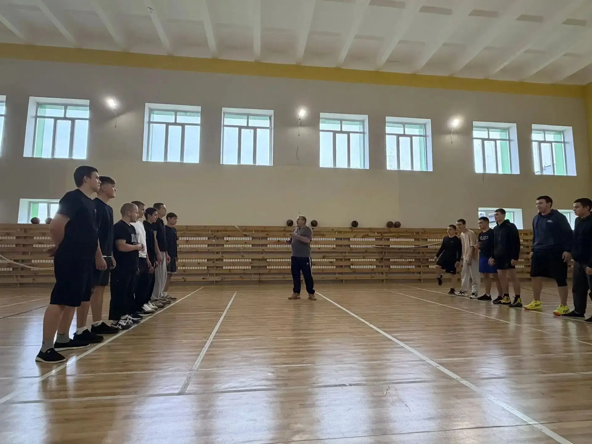 На этой неделе в нашем колледже начались соревнования по баскетболу среди команд юношей...