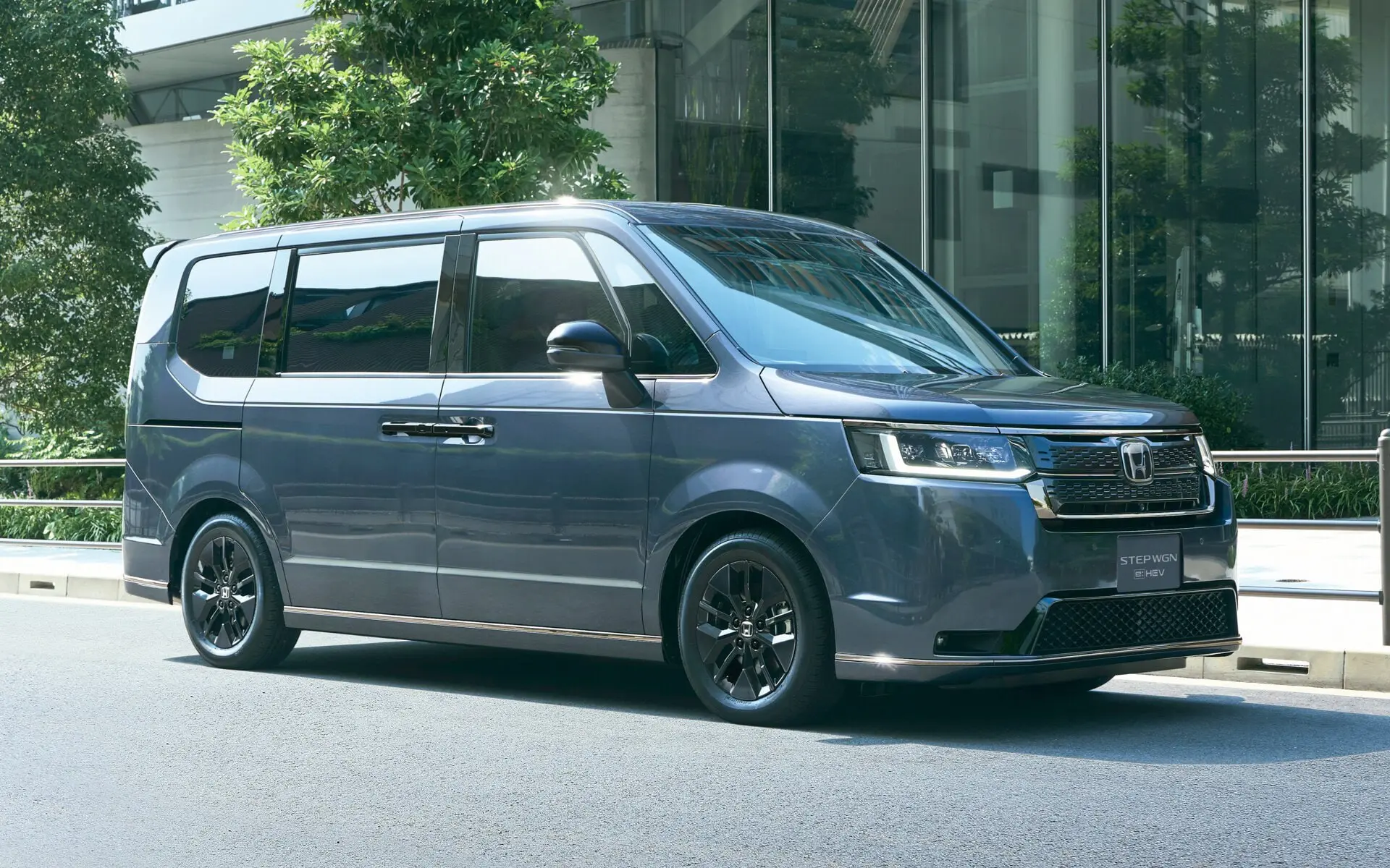 Honda Stepwgn получила спецверсию Black Edition