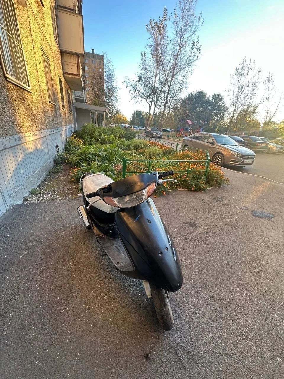 🛵 Закрыл камеру рукой и угнал мопед: ночная кража в Челябинске
