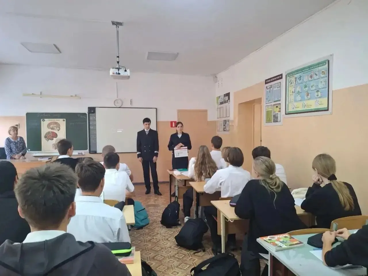 Транспортные полицейские Анапы провели профилактическую лекцию-беседу в рамках месячник...