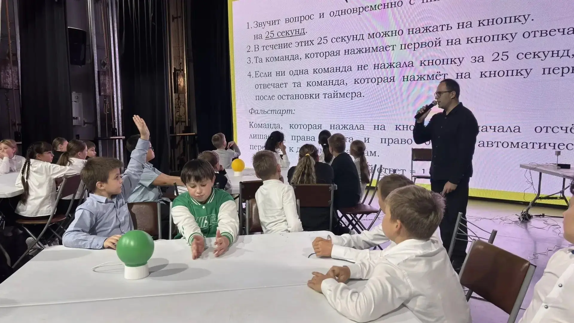 Сегодня в МБУ ЦНК «Радуга» прошёл увлекательный квиз «Мы едины».