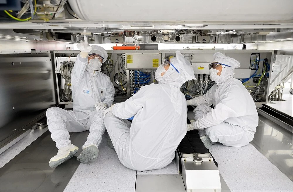 Европа готова снять санкции с Китая, чтобы спасти ключевого поставщика ASML. Иначе он н...