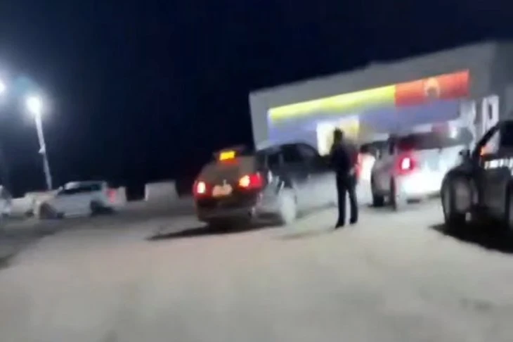 Вспомним топливный кризис и водителя Audi, который устроил дебош на заправке в Усть-Орд...