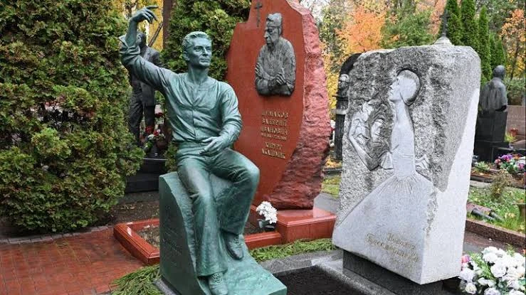📜 Юрию Григоровичу поставили памятник на Новодевичьем