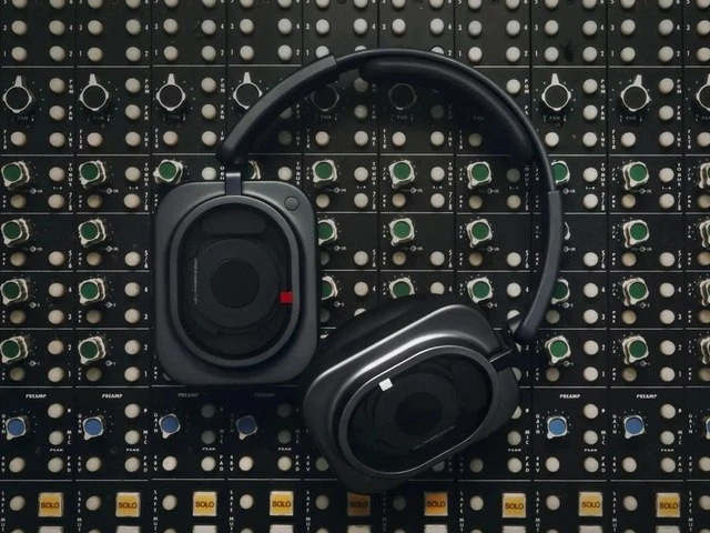 Nothing выпустила Headphone (1) Pro с тремя драйверами и настройкой Metropolis Studios