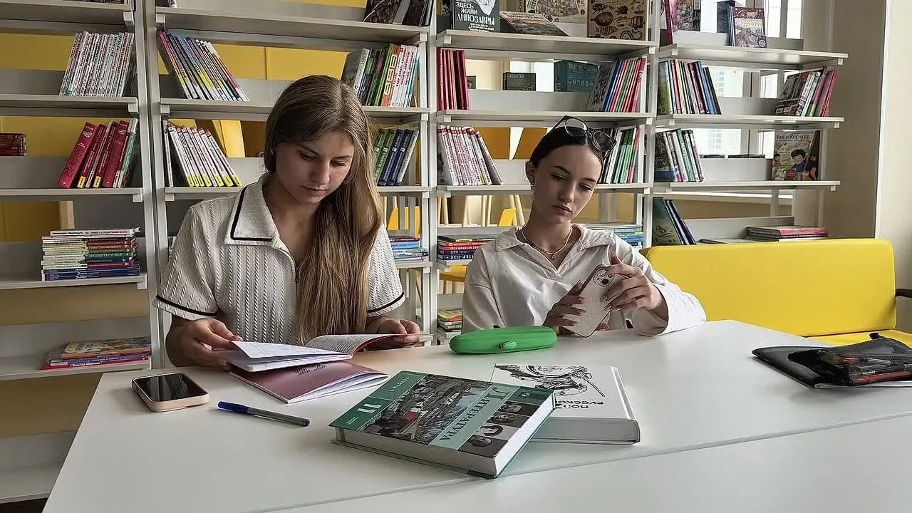 Поздравляем учащихся 11А класса Анодину Алину, Бондаренко Ульяну, Романову Александру, ...