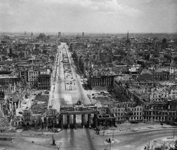 Разрушенный Берлин в конце войны. Германия. Весна 1945г