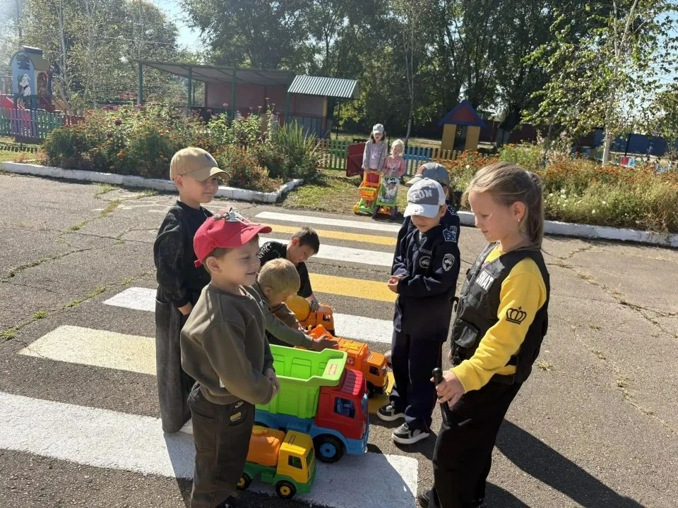 🚦Безопасность на дорогах: в старшей группе прошло развлечение «Ловкий пешеход»