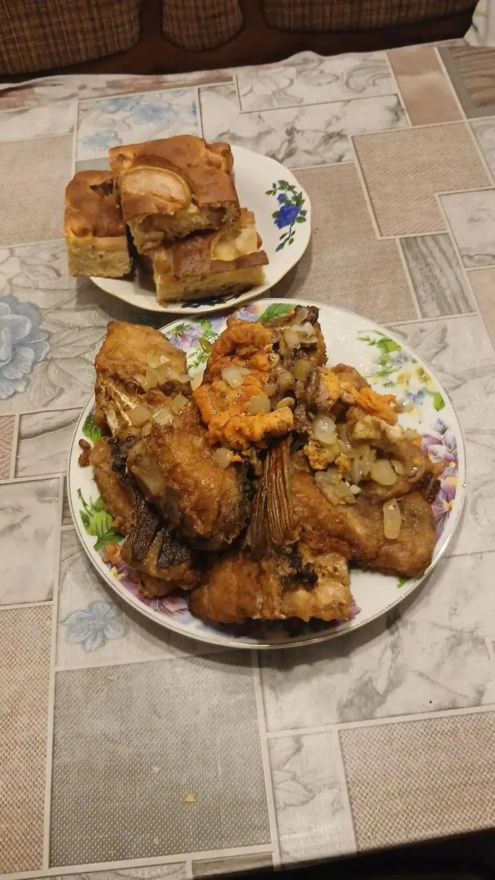хвастанусь жареной рыбкой и яблочным пирогом😉
