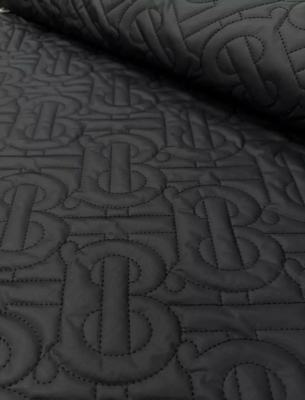 〰️ Стёганая курточная ткань от Burberry в чёрном цвете, утеплитель до -15%