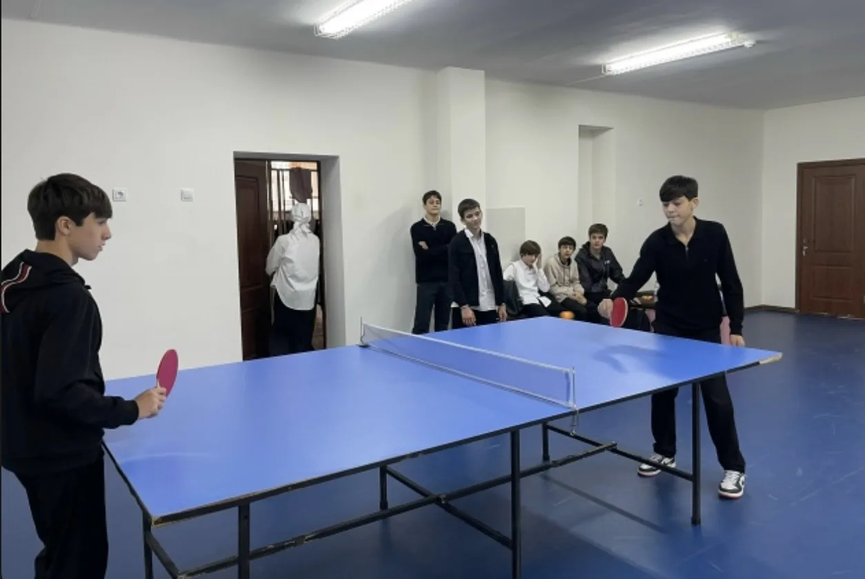 🏓 Большая игра: в нашей школе прошёл турнир по настольному теннису!