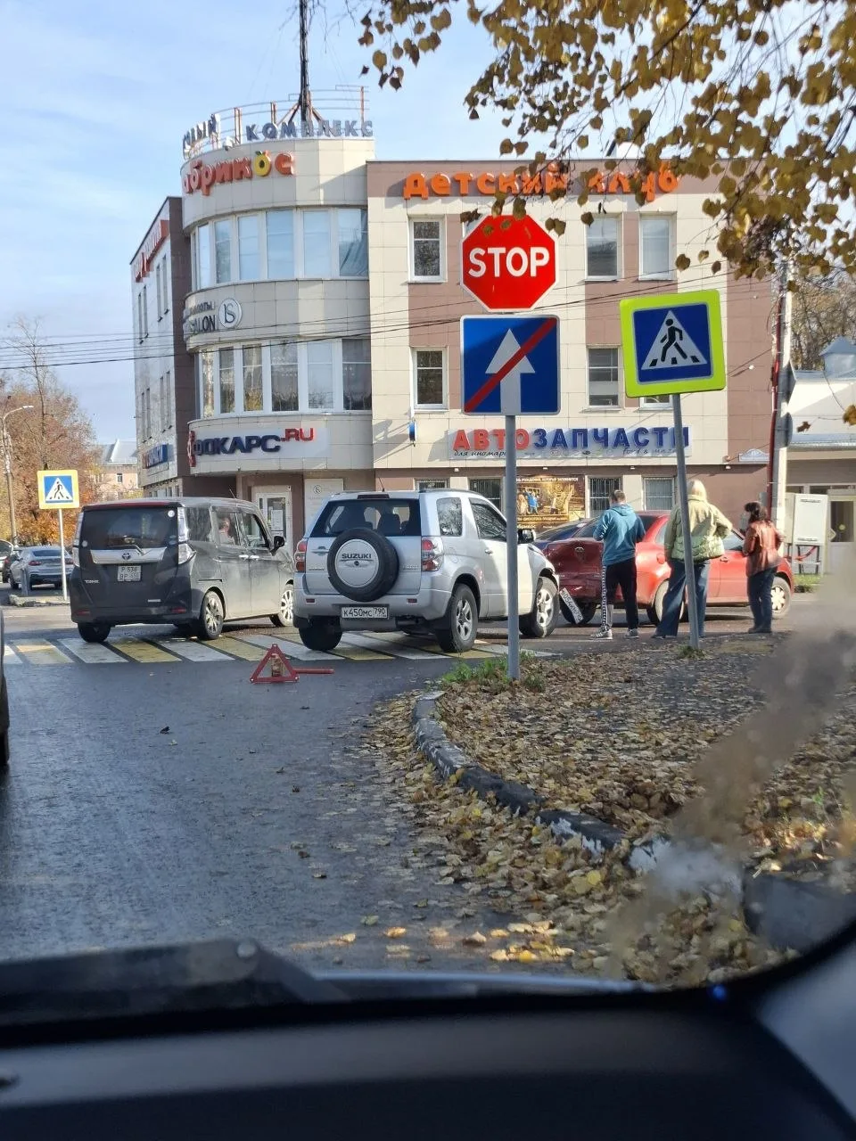 Пересечение Окский/Дзержинского сегодня в 13.00. Всё-таки нужен светофор?