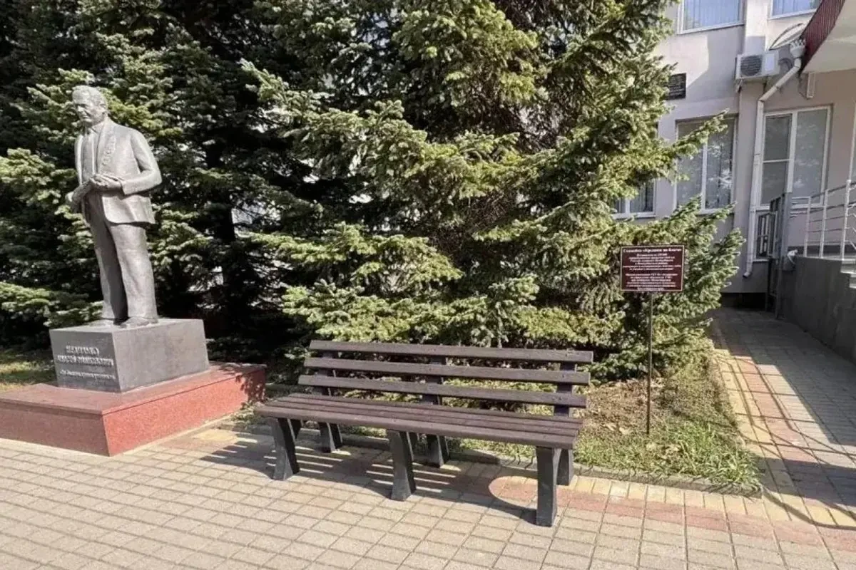 📰 Первую эколавочку из переработанного пластика установили в Новокубанском районе