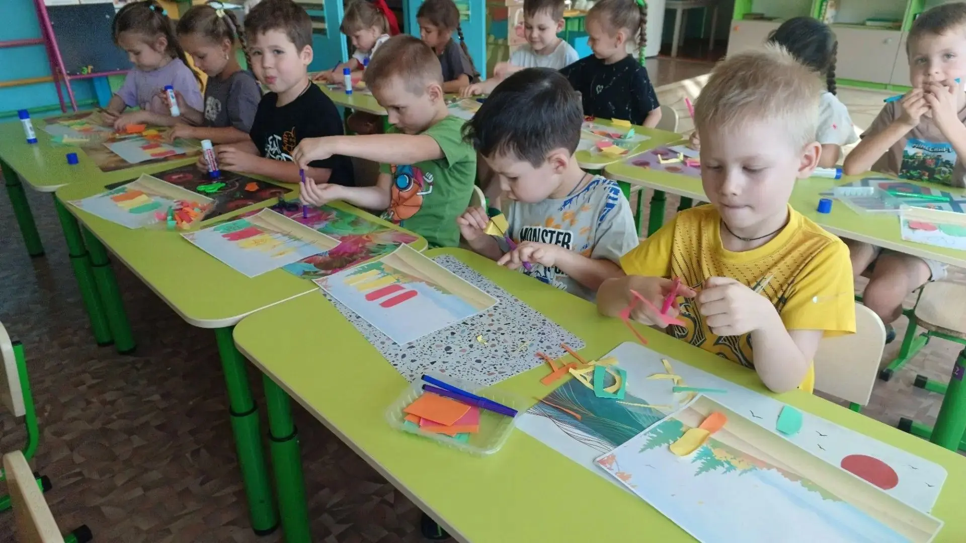 На прошлой недели в старшей группе "Солнышко" кипела работа! Мы изучали осенние признаки.