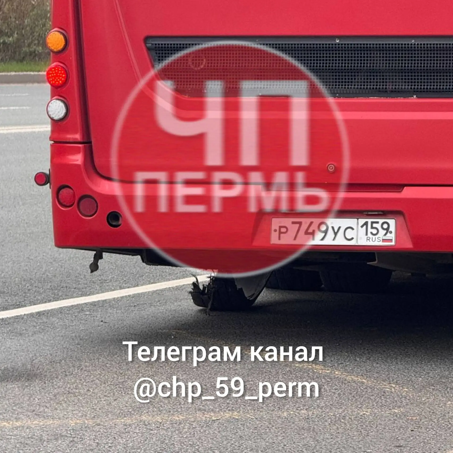 На западном обходе Перми у автобуса №80 лопнуло колесо