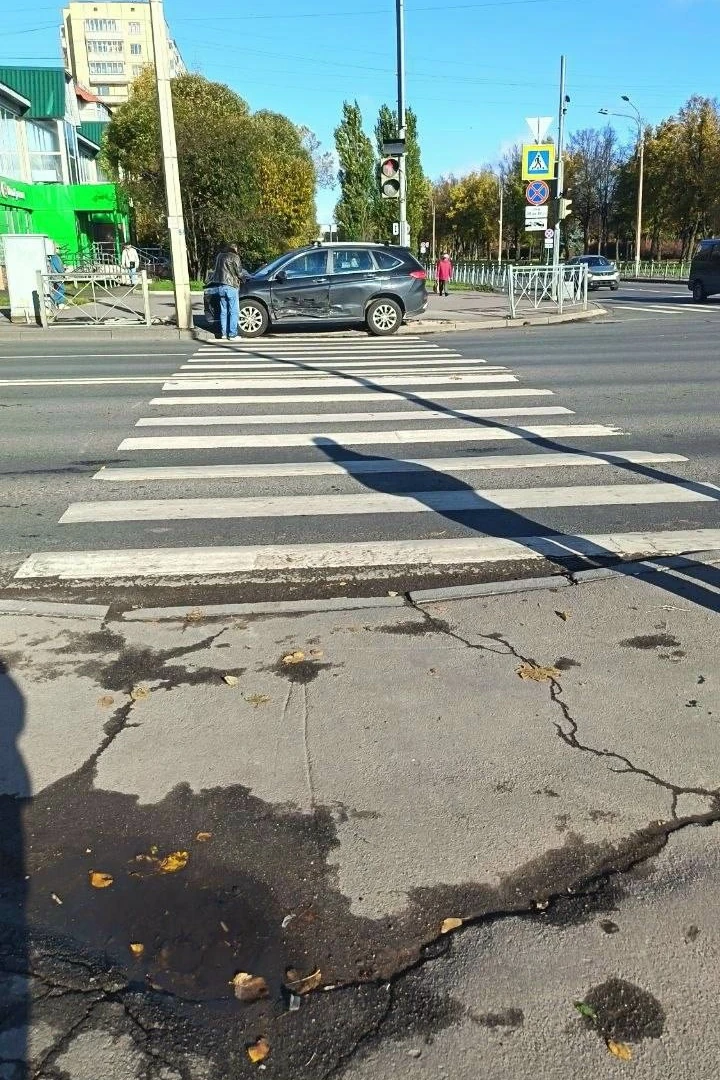Машина оказалась на пешеходном переходе у «Пятёрочки» в Невском районе!