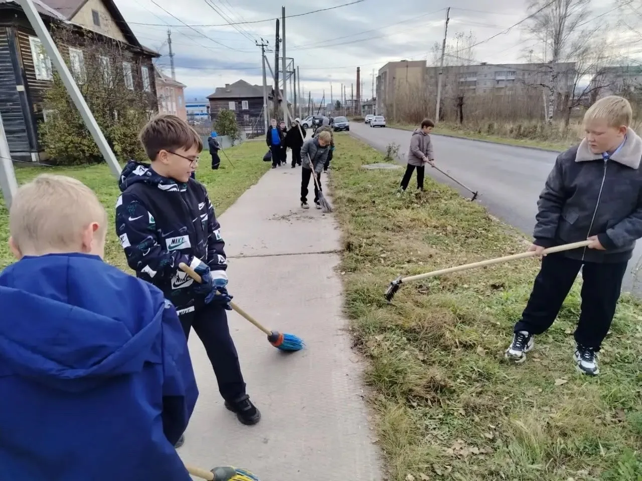 🍁 14 октября пятиклассники из второй школы привели в порядок территорию, прилегающую к...