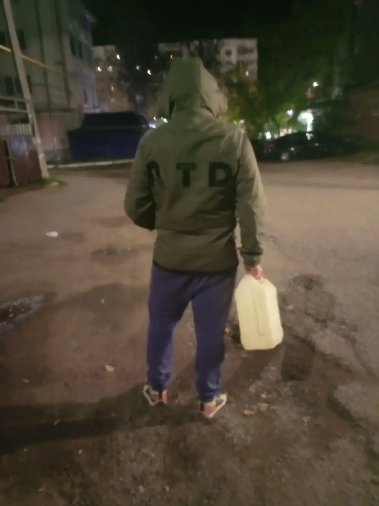 Я за бензином пошел, а ты чем занимаешься?