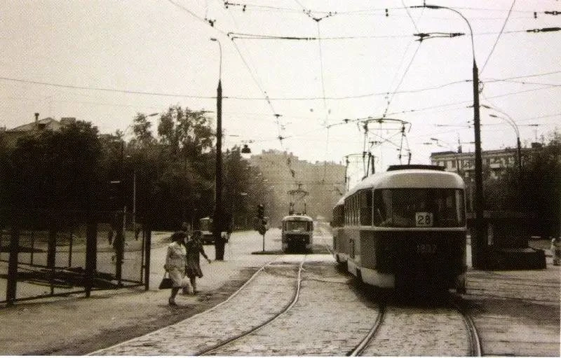 🚋 Трамвайный перекрёсток на Новощукинской улице в старой Москве