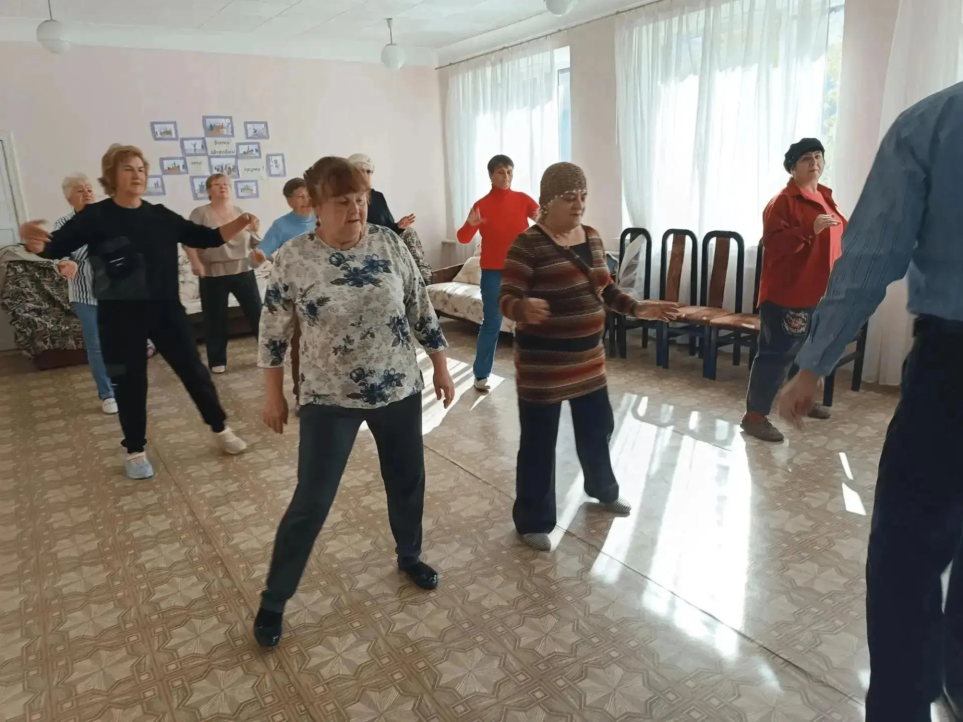 В Макеевке проходят занятия по танцевальной ритмике для получателей социальных услуг