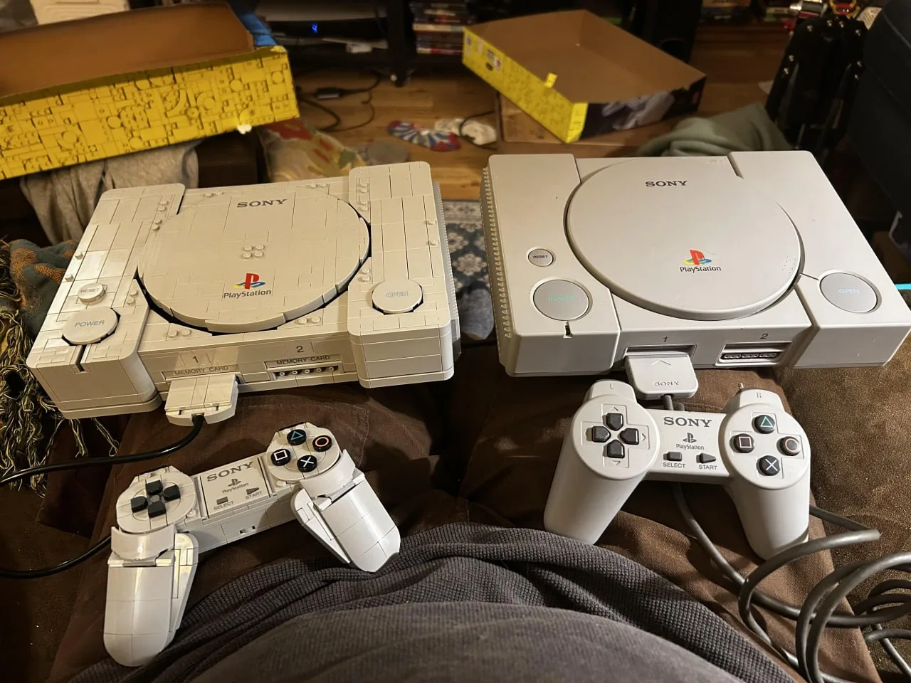 Сравнение оригинальной PlayStation 1 и её LEGO-версии.