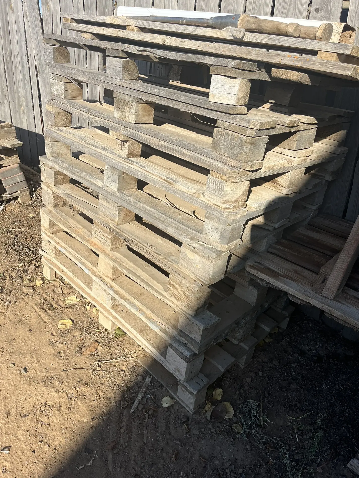 Продаю поддоны б.у , цена 200 руб за штуку  , обращаться в личку , самовывоз , Володарс...