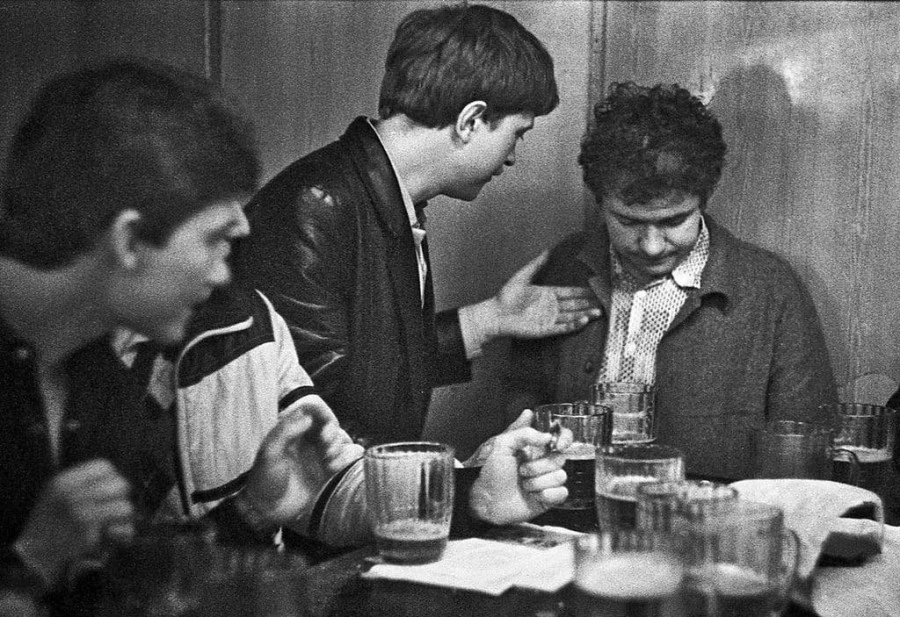 "Тренер и рекордсмен", пивная "Магазин № 32" (за железными воротами), ул. Чернышевского...