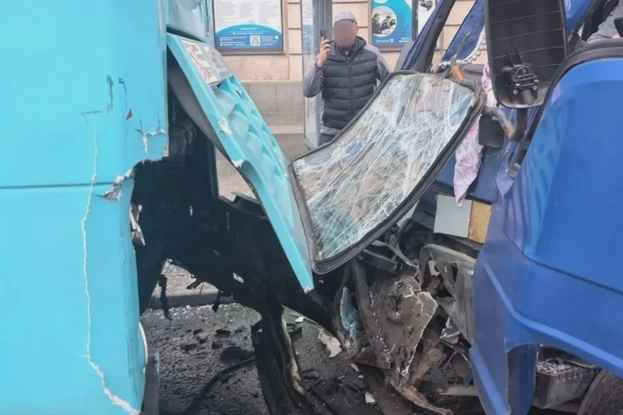 На площади Стачек столкнулись автобус и фургон
