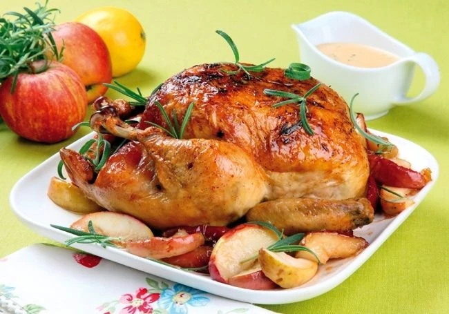 Курица с яблоками