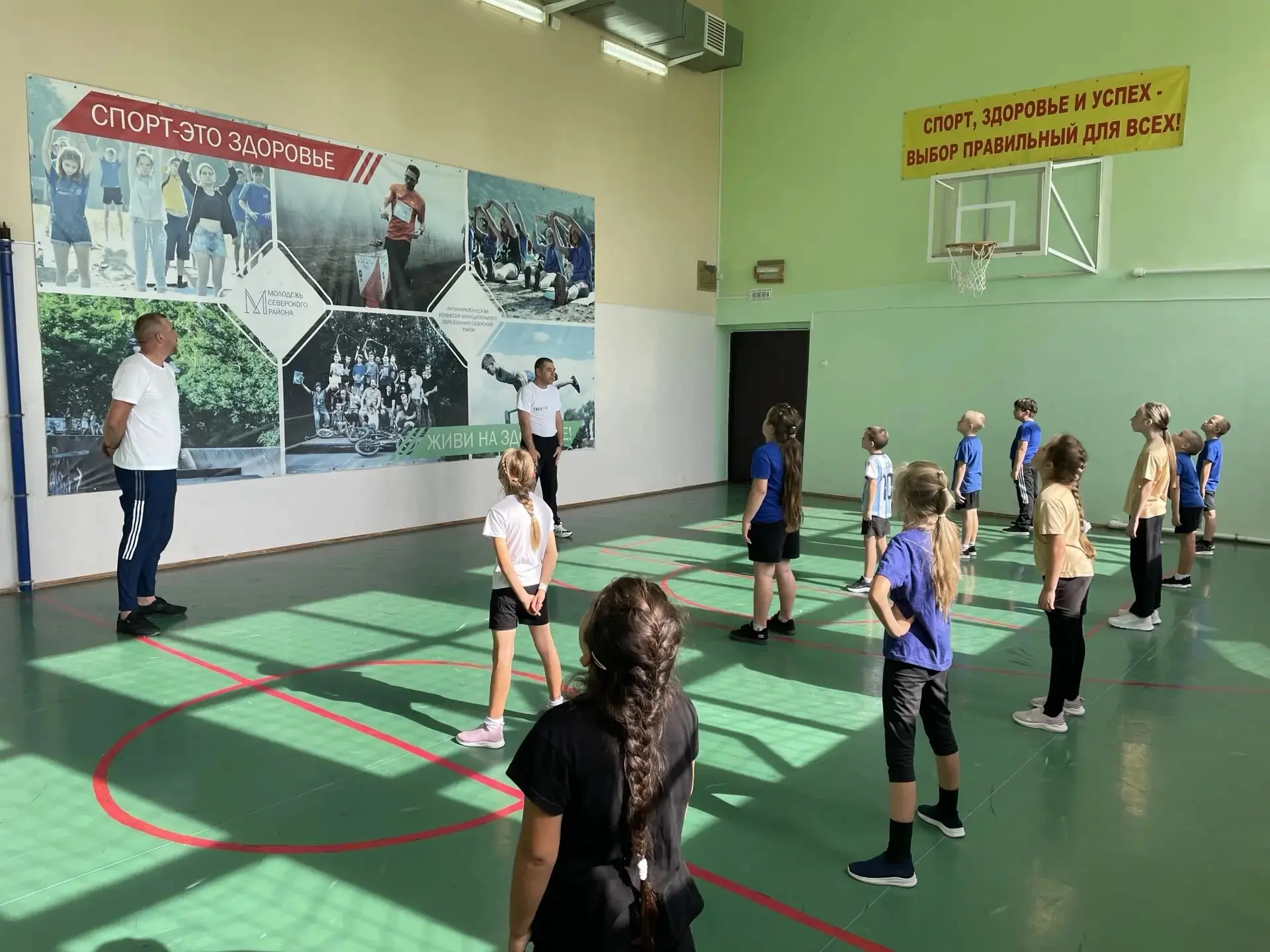 В преддверии Дня отца во 2 классе папы провели на уроке физкультуры зарядку для детей. ...
